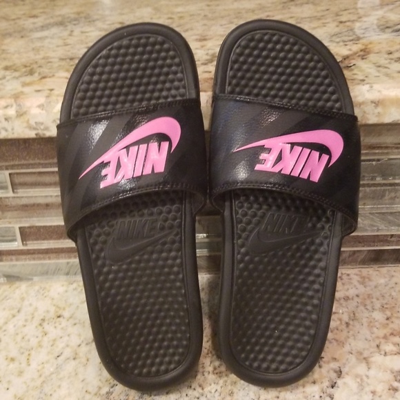 grey puma slides fur